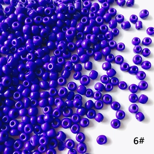 Vista macro di perline viola da 4mm per la creazione di gioielli fai-da-te