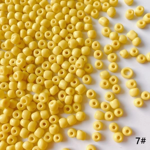 Dettaglio di perline a semina giallo brillante da 4mm per gioielli fai-da-te fatti a mano