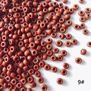 Dettaglio di perline marroni da 4mm per creazione di gioielli fai da te e accessori
