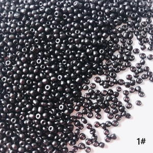 Vue macro de perles de rocaille noires brillantes de 2mm pour la création de bijoux DIY