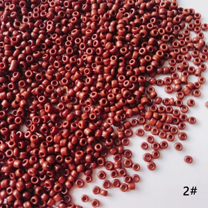 Gros plan de perles de rocaille de 2mm brun rouge pour bijoux DIY, code couleur 2#