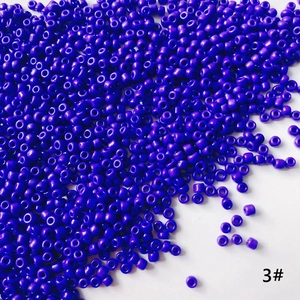 Vue macro de perles de rocaille violet foncé de 2mm pour la création de bijoux DIY