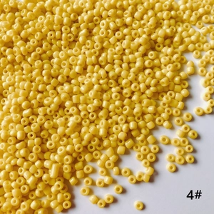 Vue détaillée de perles de rocaille jaunes de 2mm pour la création de bijoux DIY