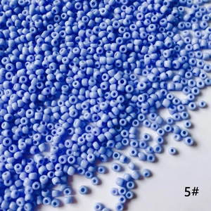 Vue détaillée de perles de rocaille bleues 2mm en verre pour création de bijoux DIY