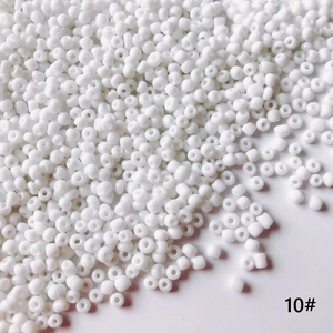 Vue macro de perles de rocaille 10# en verre blanc 2mm pour la création de bijoux
