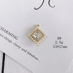 Detail view of a rhombus pearl pendant with square rhinestone inlay in 24x21mm size