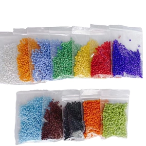 Kit de perles de rocaille en verre 2mm en douze couleurs vives pour bijoux DIY