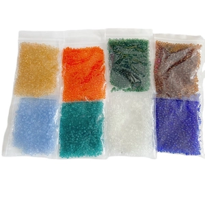 Perles de rocaille en verre de 2mm en 8 couleurs emballées en sachets pour bijoux artisanaux