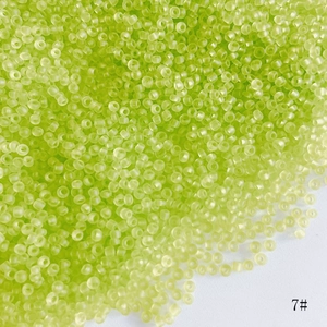Κοντινό πλάνο με 2mm lime πράσινες ματ χάντρες για κατασκευή κοσμημάτων DIY και χειροτεχνίες