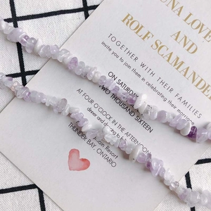 Makroaufnahme unregelmäßiger violetter Amethystperlen für DIY-Schmuckherstellung