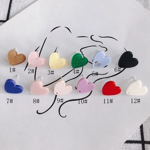 Set di orecchini a cuore in acrilico glitterato in dodici colori con perni in argento