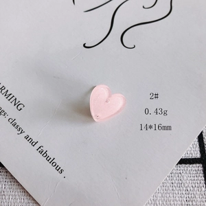 Dettaglio del ciondolo a cuore in acrilico rosa con glitter per orecchini, 14x16mm, 0,43g