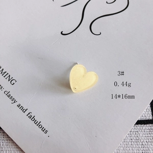Dettaglio ciondolo cuore in acrilico giallo chiaro glitterato, misura 14x16mm, peso 0,44g