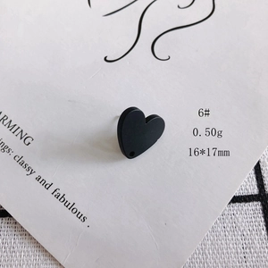 Dettaglio di un ciondolo a cuore nero opaco di 16x17mm e peso 0,50g per orecchini fai da te