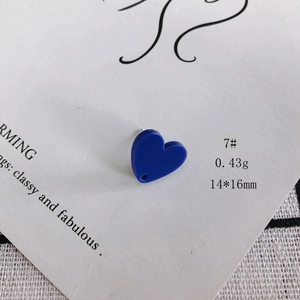 Dettaglio dell'orecchino a cuore in acrilico blu scuro con perno d'argento e misura
