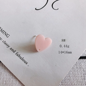 Dettaglio macro di un orecchino a cuore rosa 14x16mm con foro per gioielli fai-da-te