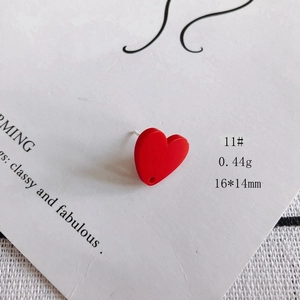 Dettaglio orecchino a cuore rosso con piccolo foro e perno in argento 925, 16x14mm