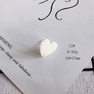 Dettaglio del ciondolo a cuore in acrilico bianco con foro per ago in argento 925
