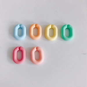 Vue à plat de connecteurs DIY en plastique coloré aux tons mats pastel éclatants