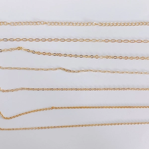 Dettaglio di varie catene per gioielli fai-da-te in ottone placcato oro 14K piatte e a O
