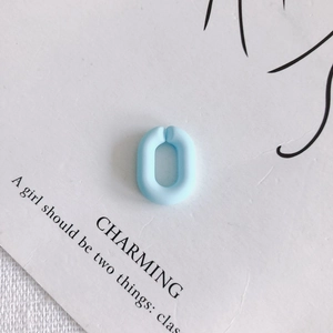 Détail macro d'un connecteur ovale bleu clair givré pour bijoux et accessoires DIY