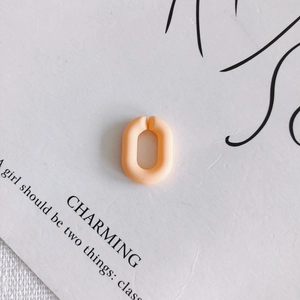 Gros plan d'un anneau ouvert ovale en résine orange mat pour bijoux DIY