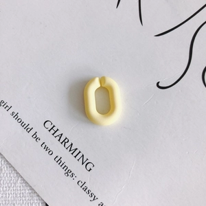 Détail d'un anneau ouvert ovale jaune mat pour la fabrication de bijoux DIY et artisanat