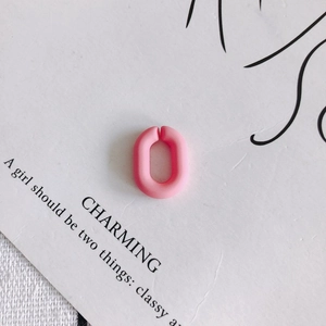 Gros plan d'un anneau ouvert rose mat pour bijoux sur une carte de présentation
