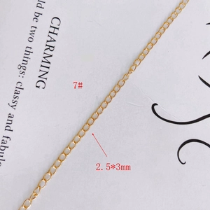 Dettaglio macro della catena a maglie O placcata oro 14K 2,5x3mm per gioielli fai-da-te