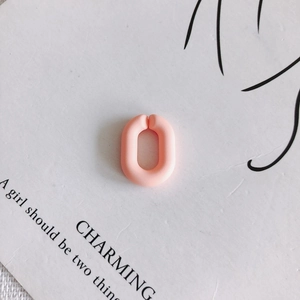 Détail d'un anneau ovale rose mat en acrylique pour la création de bijoux DIY