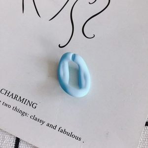 Détail d'un anneau ovale ouvert en acrylique bleu clair mat pour bijoux DIY