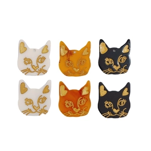 Pendentifs chat en acrylique blanc, ambre et noir avec détails dorés pour bijoux