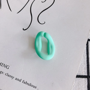Détail d'un anneau ovale évidé vert menthe mat pour la création de bijoux DIY et boucles