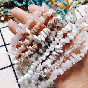 Handgefertigte Armbänder aus unregelmäßigen Natursteinen und verschiedenen Mineralien