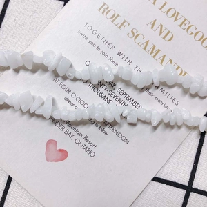 Makroaufnahme unregelmäßiger milchig weißer Steinperlen für DIY-Schmuck und Armbänder