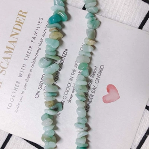 Detailansicht von hellgrünen natürlichen unregelmäßigen Schottersteinen für DIY-Schmuck