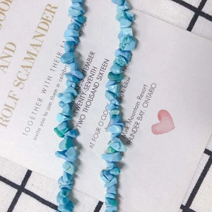Nahaufnahme von unregelmäßigen himmelblauen Natursteinperlen für DIY-Schmuck und Basteln