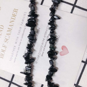 Makroaufnahme von schwarzen unregelmäßigen Steinperlen für DIY-Schmuck und Armbänder
