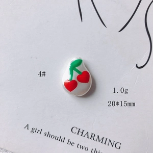 Dettaglio del ciondolo in acrilico a forma di pera con ciliegie, 20x15mm e peso 1g