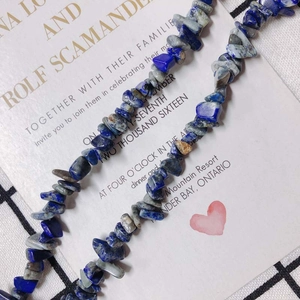 Makro-Detail von natürlichen Lapislazuli und geäderten Steinen für DIY-Schmuckzubehör