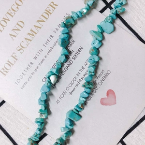 Nahaufnahme von unregelmäßigen Türkis-Natursteinperlen für DIY-Schmuck mit Textur