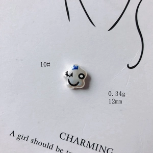 Dettaglio ciondolo a stella in acrilico bianco 12mm con faccina sorridente e corona