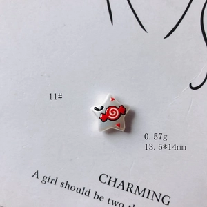 Pendaglio a stella in acrilico bianco con motivo a spirale rosso e piccoli cuori