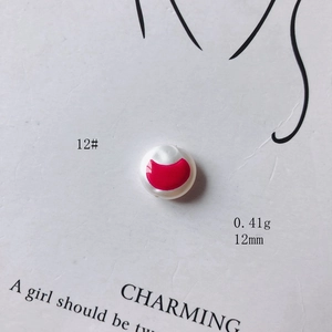 Dettaglio del ciondolo in acrilico bianco da 12 mm con motivo a luna rossa per gioielli DIY