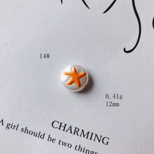Dettaglio di una perla in acrilico da 12mm con motivo a stella e peso 0.41g