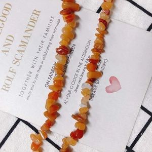 Nahaufnahme unregelmäßiger orangeroter Natursteinperlen für DIY-Schmuck