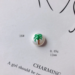 Dettaglio di perla in acrilico 12mm bianca con palma smaltata verde per gioielli fai da te
