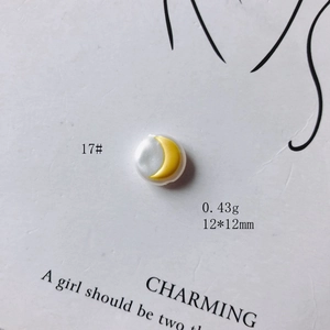 Dettaglio perla acrilica bianco perla 12mm con luna crescente per gioielli fai-da-te