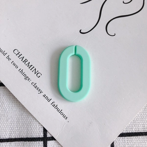 Detail eines mintgrünen, matten, ovalen Acryl-Glieds für die DIY-Schmuckherstellung