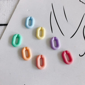 Πολύχρωμοι ακρυλικοί κρίκοι αλυσίδας macaron για DIY κοσμήματα σε λευκό φόντο